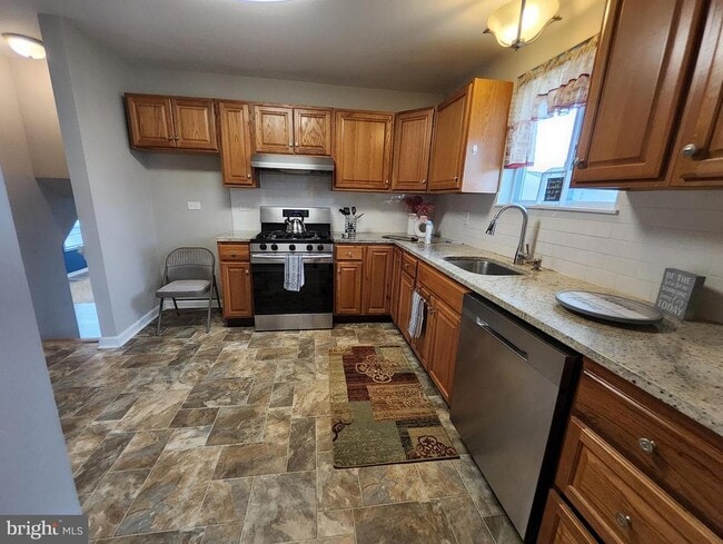 Building Photo - 208 Pelham Rd S