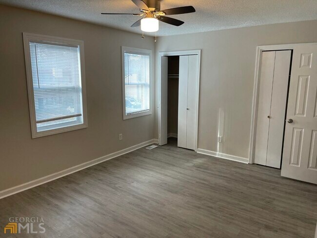 Building Photo - 907 Silverwood Dr