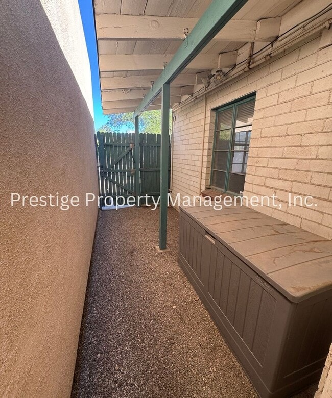 Building Photo - Tucson's Hidden Treasure!!