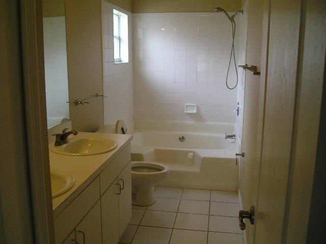 Building Photo - 3-Bed, 2-Bath, 2- Car Garage in Valrico