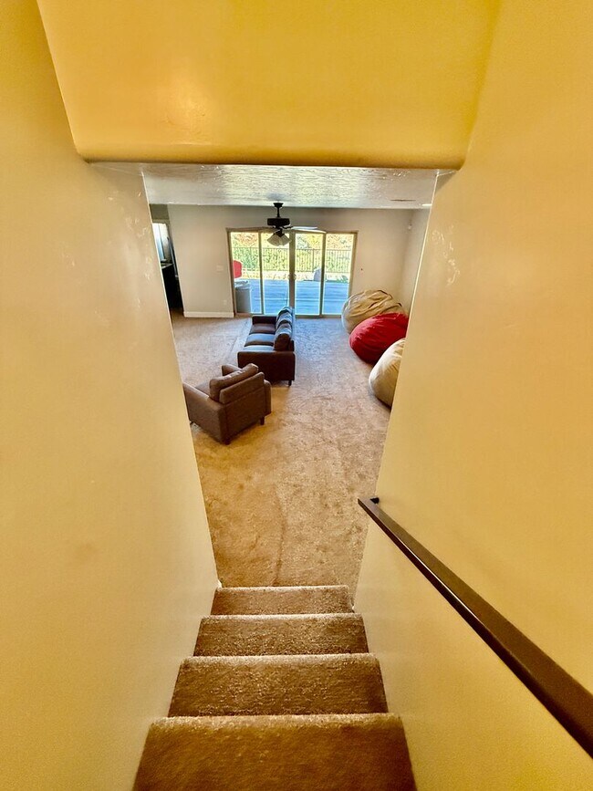 Building Photo - 521 N Creek Ridge Dr