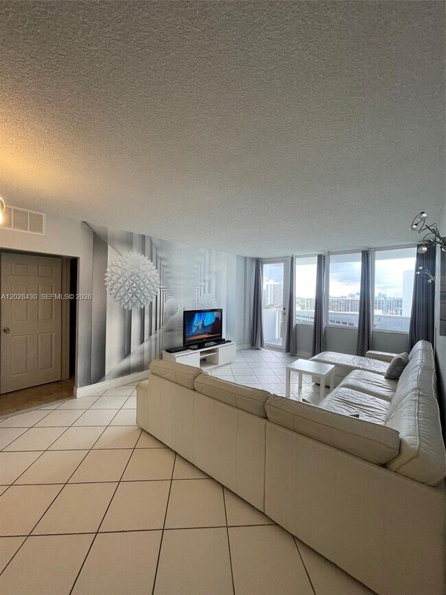 Building Photo - 3725 S Ocean Dr