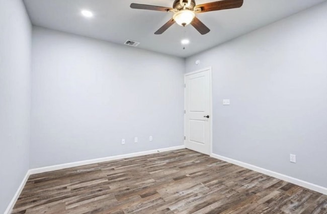 Building Photo - 117 Emma St