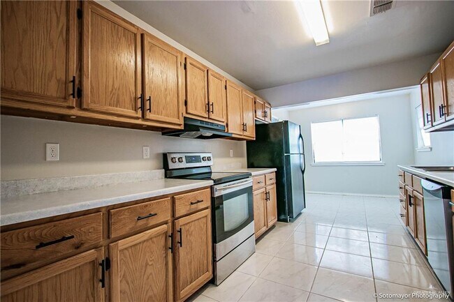 Building Photo - 15 Enfield Ave