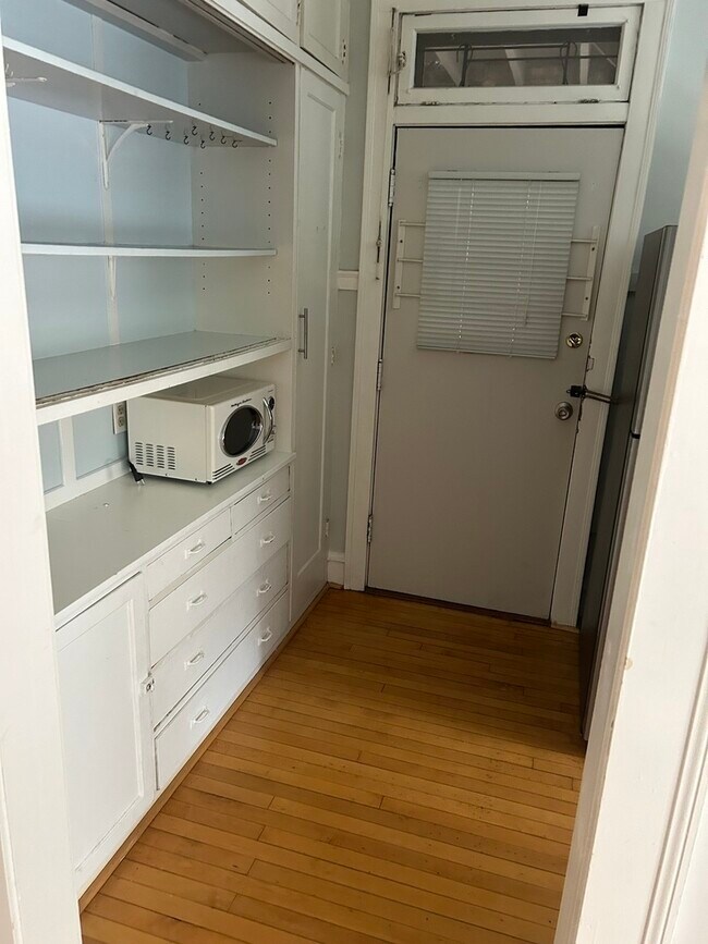 Building Photo - 811 Judson Ave