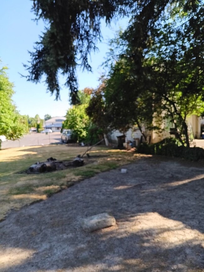 Building Photo - Duplex 4 Blocks From WOU Available