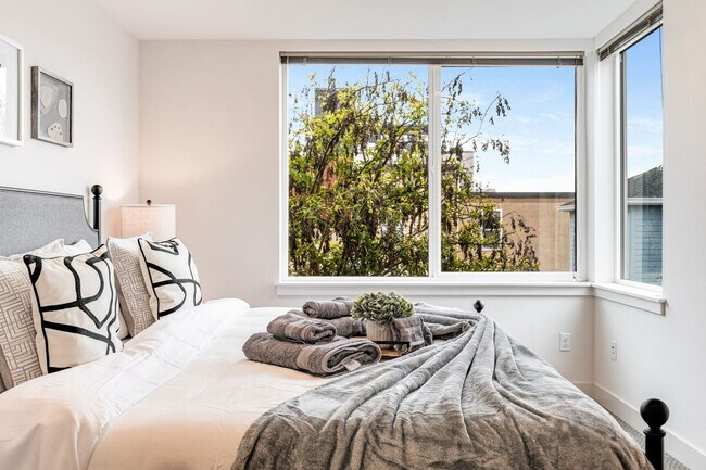 Building Photo - 2319 Franklin Ave E