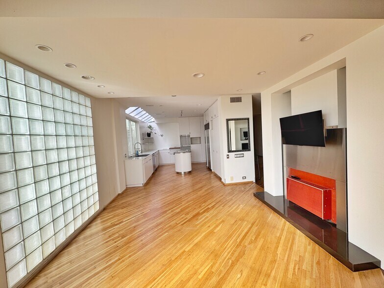 Building Photo - 3505 Ocean Front Walk
