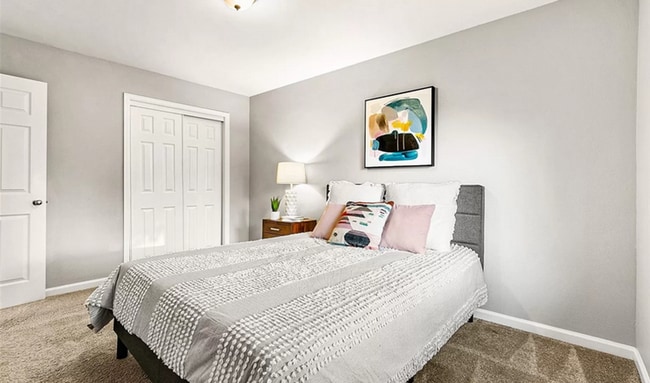 Building Photo - Huge room in a large shared home, private ...