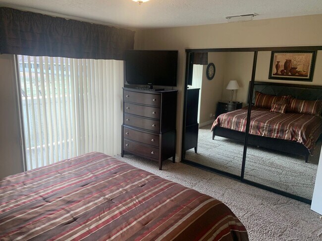 Building Photo - 275 S Valley View Dr