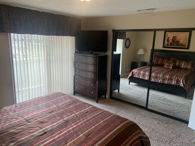 Building Photo - Fully furnished 2 bed 2 bath!