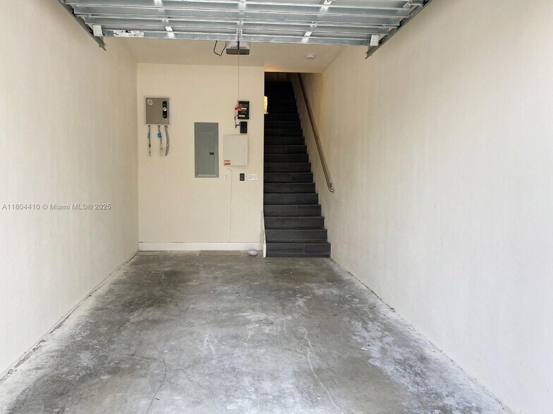 Building Photo - 10220 NW 63rd Ter