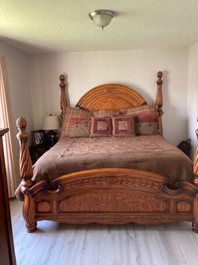 Building Photo - Lovely tri-level 4 bedroom 2 bath home in the Woodbridge Community of Post Falls!