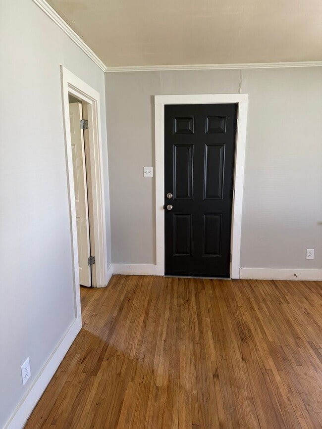 Building Photo - Adorable Cottage with detached garage Lebanon TN