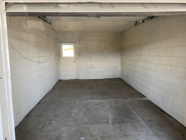 Building Photo - Fully Renovated and ***Move in Special***