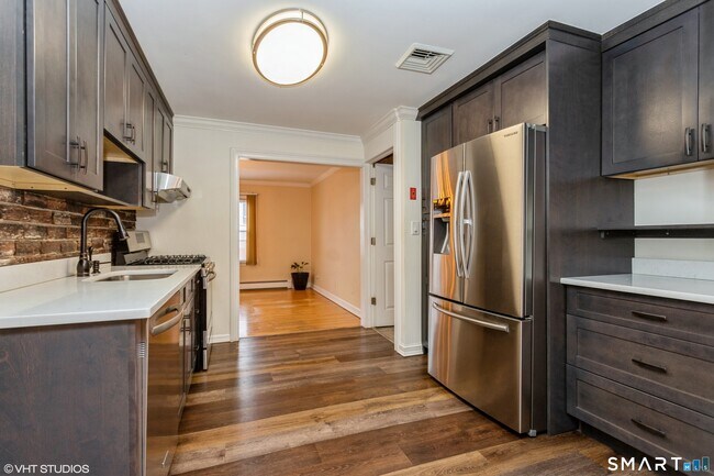 Building Photo - 680 Queen St