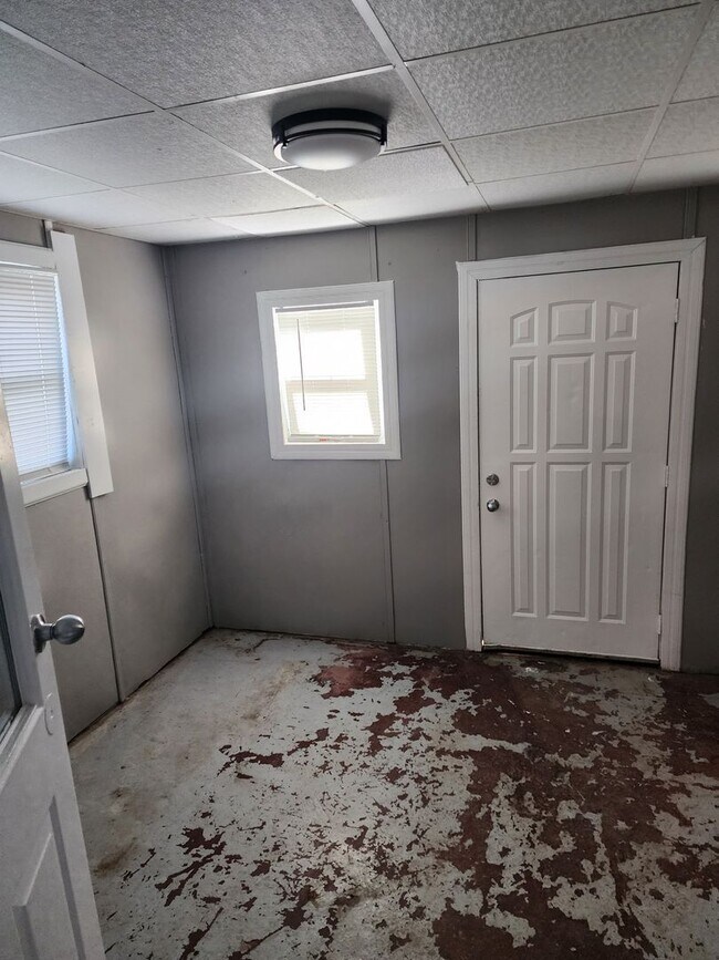 Building Photo - 4 Bedroom 1 bath