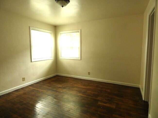 Building Photo - Rent Special: 1/2 Off March's Rent 1 bed 1 bath Duplex near Bush Park!