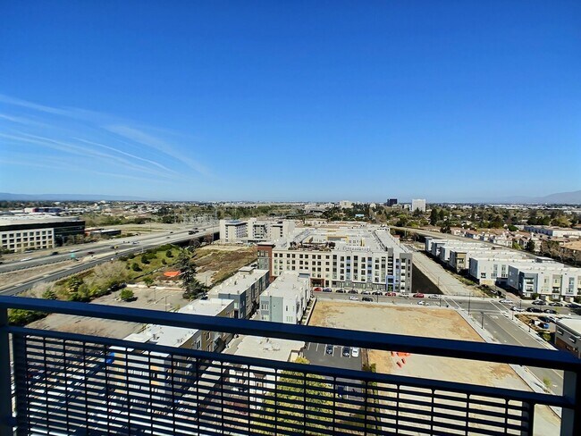 Building Photo - Fantastic 2 Bed/2Bath Penthouse with Panor...