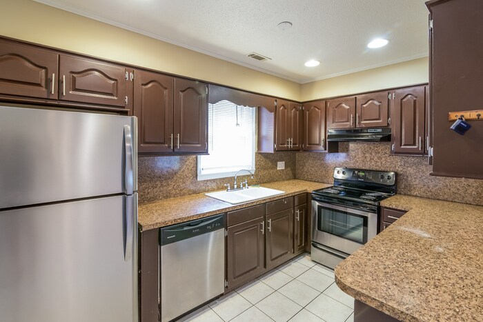 Building Photo - 306 Gippy Dr