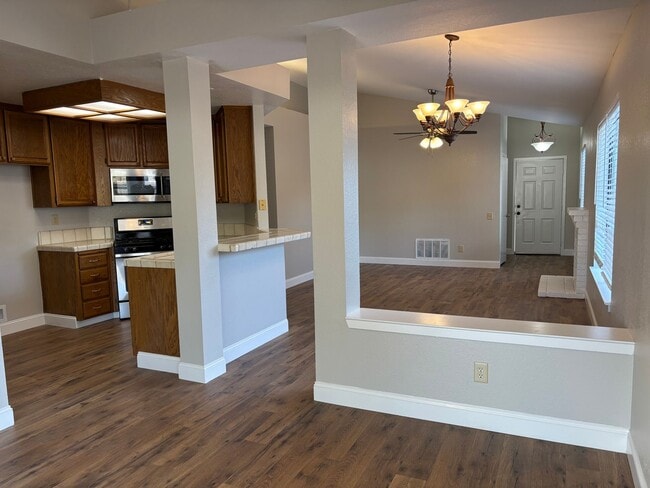 Building Photo - Oakley Single Story with Community Pool!