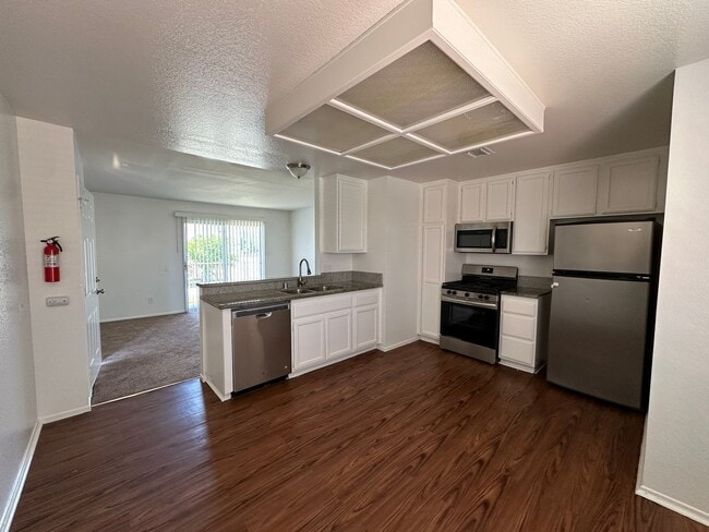Building Photo - 3bd/2ba Condo - MOVE-IN SPECIAL! ½ OFF 1ST...