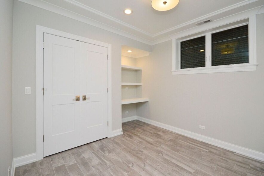 Building Photo - 4727 N Winchester Ave