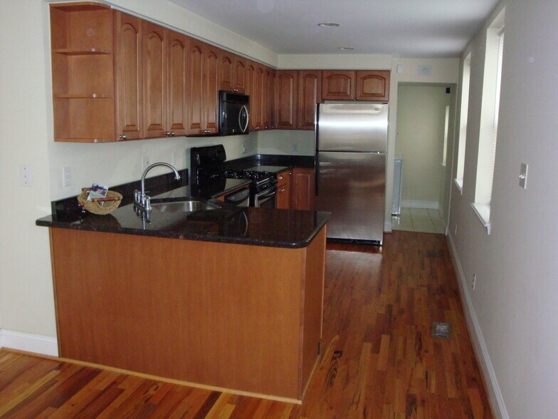 Building Photo - 2521 Foster Ave