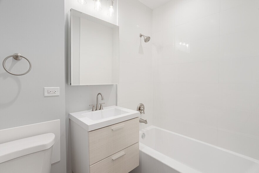 Building Photo - 7389 N Damen Ave