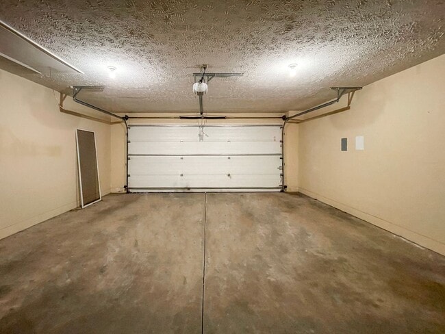 Building Photo - Near Local Shops and Restaurants