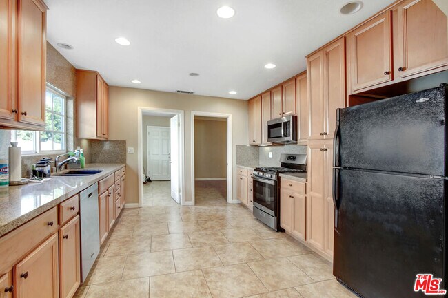 Building Photo - 2623 S Beverly Dr