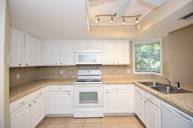 Building Photo - 6 Broadmore Cir