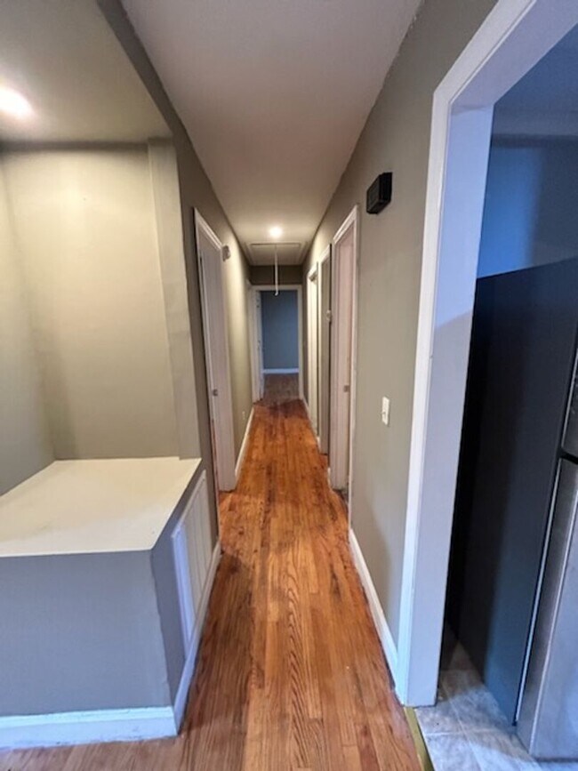 Building Photo - Welcome to this charming 3-bedroom, 1-bath...