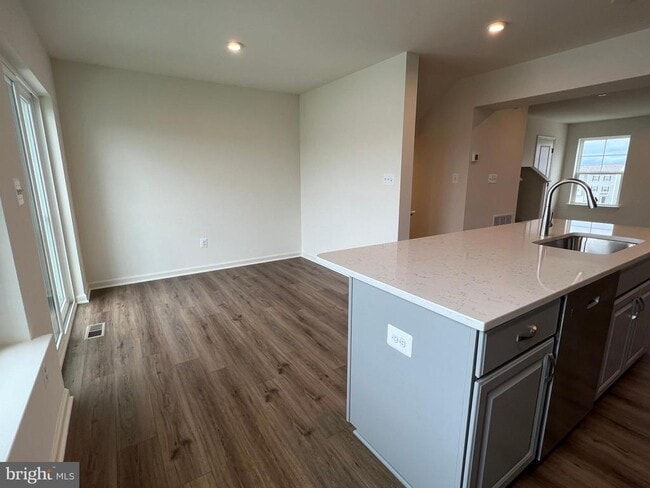 Building Photo - 211 Clifton Mnr