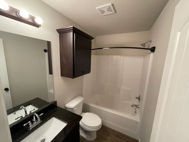 Building Photo - Walk to downtown Edmond!  3 bed 2 bath 2 c...
