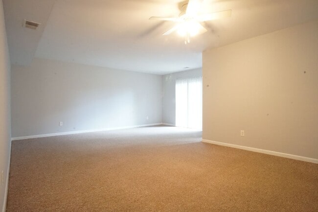 Building Photo - 3 Bed/2 Bath Townhouse. On Bus Route to Campus. Parking.