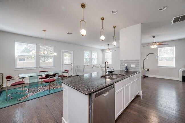 Building Photo - 7405 Buchholz St