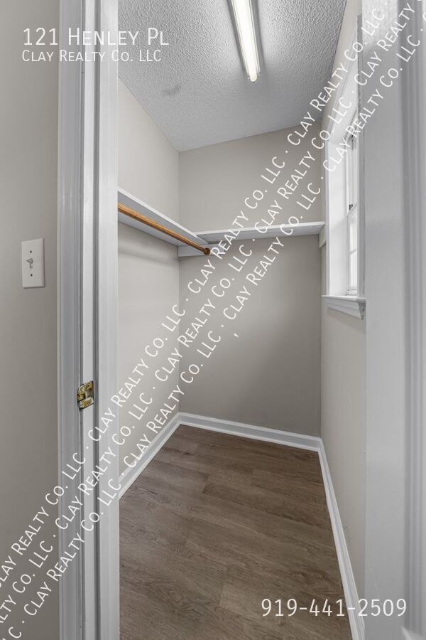 Building Photo - 121 Henley Pl