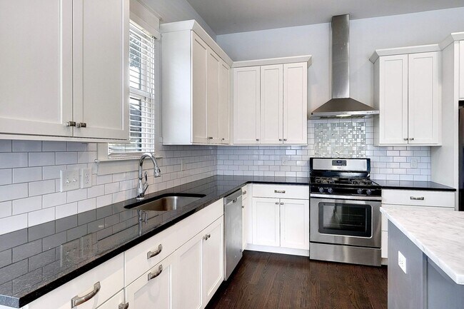 Building Photo - EAST NASHVILLE - FOUR BEDROOM Historic Home with amazing views of Nashville Skyline!