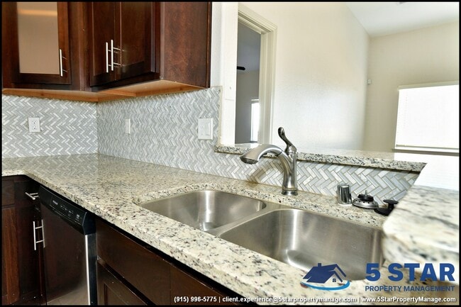 Building Photo - 14945 Tierra Escape Ave