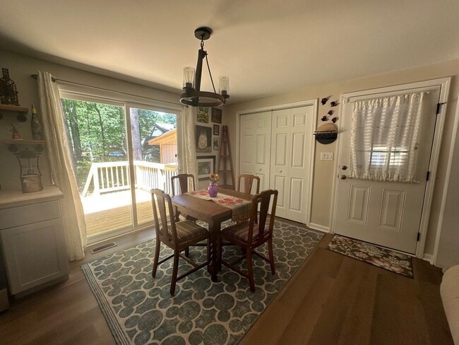 Building Photo - Beautiful furnished well maintain 3 bedrooms, 1.5 Baths