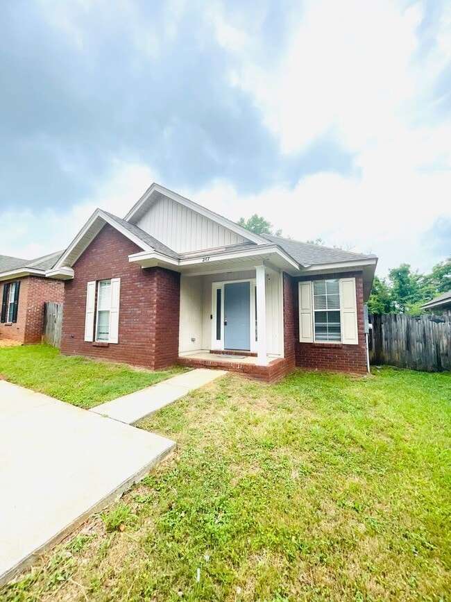 Building Photo - ** 3 Bed 2 Bath located in Millbrook ** Ca...