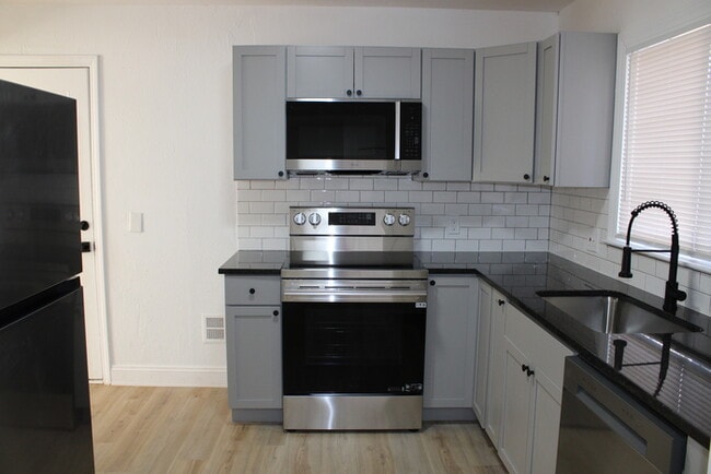 Building Photo - Cozy 2-bedroom, 1 full bath with vanity home located in Kansas City, MO