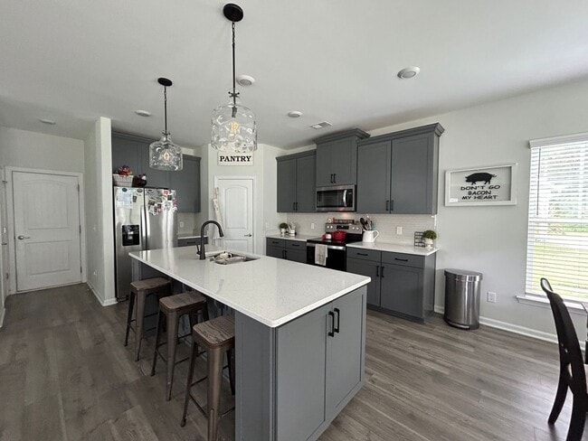 Building Photo - Perfect blend of luxury and comfort