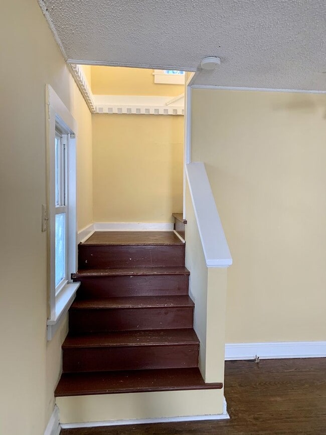 Building Photo - Charming 2 Bedroom with bonus room home in Historic Downtown Morehead City Walking District! Walk...