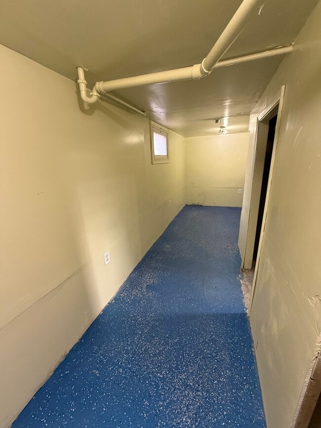 Building Photo - Two bedroom, one bathroom, pet friendly home located in Scottsbluff, NE.