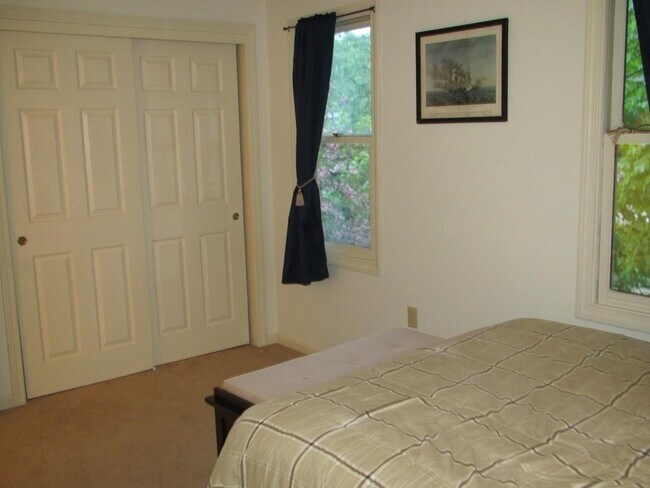 Building Photo - 299 River St