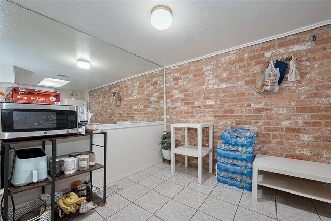 Building Photo - 12223 Sharpview Dr