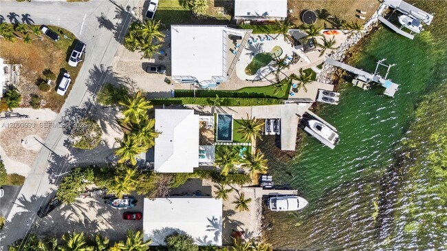 Building Photo - 69 Shoreland Dr