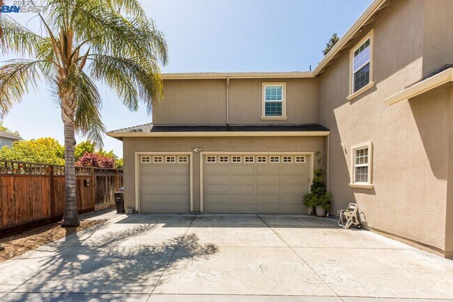 Building Photo - Live Exceptionally in This Peaceful Willow Glen Executive Home; 4 bed/ 4.5 bath